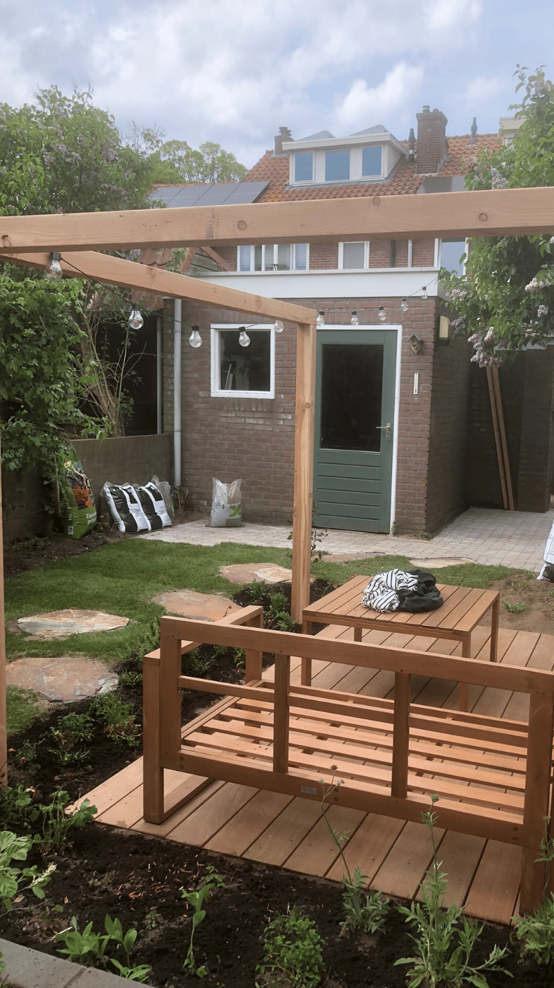 Tuin bij een eengezinswoning met schuurtje achterin door Cerci Design