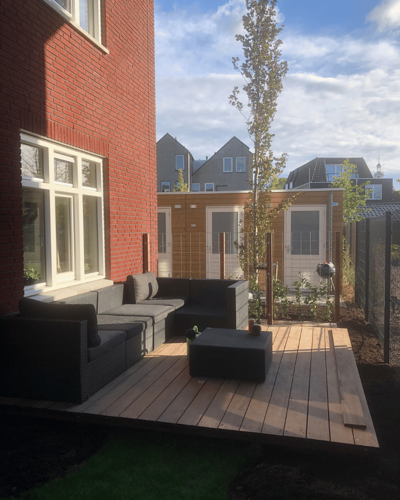 Border met beplanting voor privacy en sfeer in een kleine tuin in Hardinxveld door Cerci Design